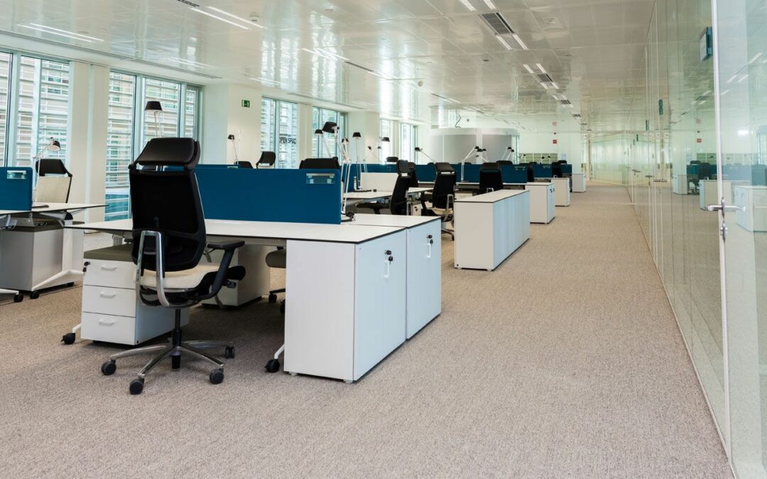 Guía técnica para la instalación de mobiliario corporativo en grandes proyectos: Fases clave y mitigación de riesgos en obra