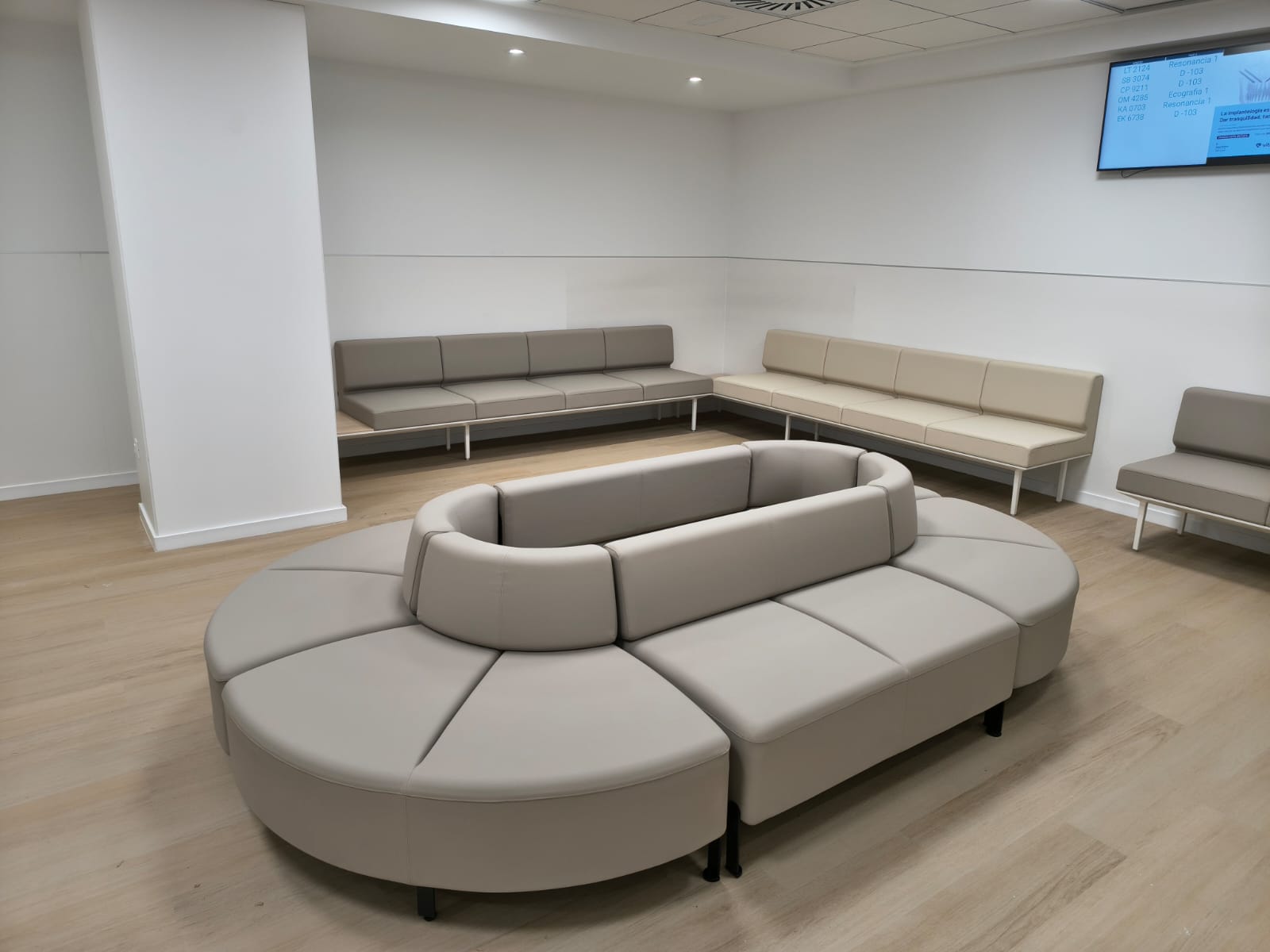Montaje sala de espera sofas bend actiu y bancadas longo