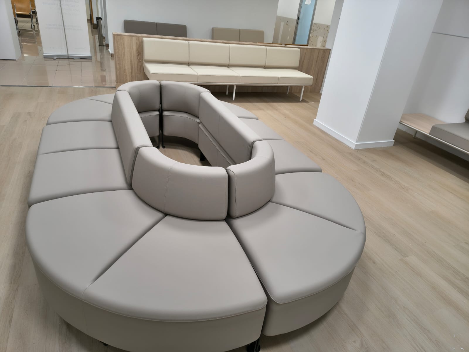 Montaje sala de espera sofas bend actiu