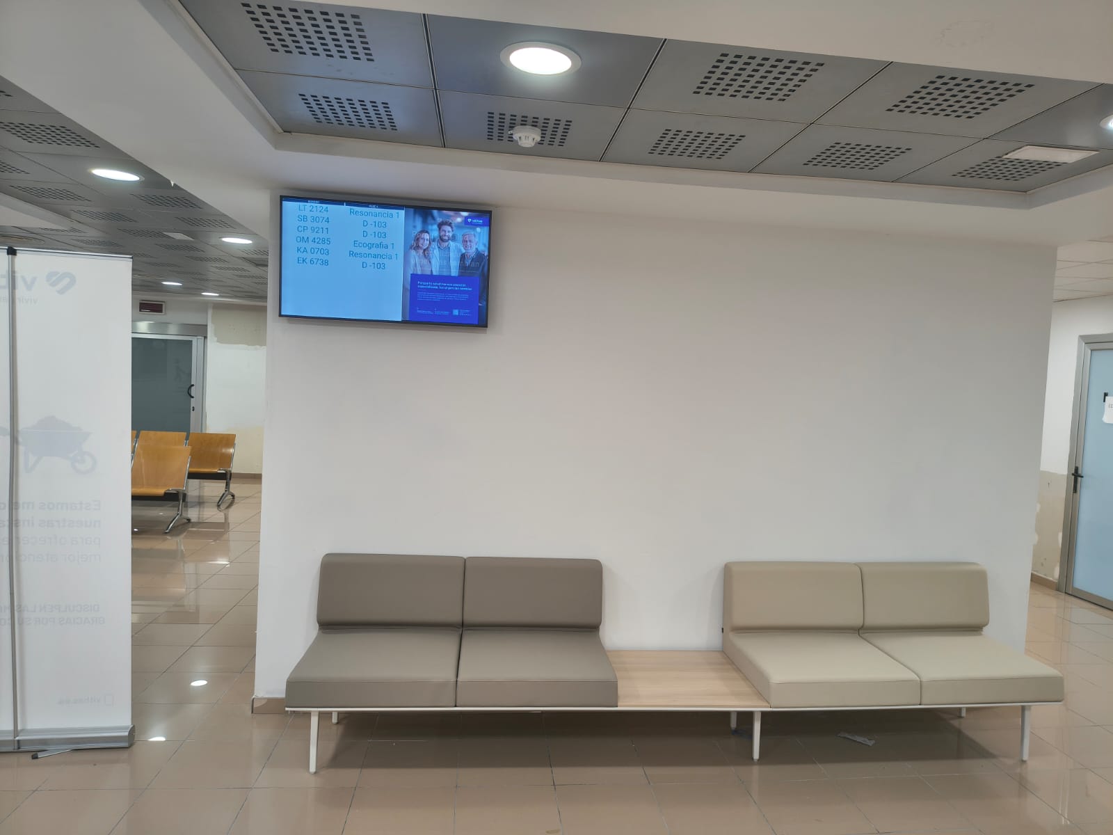 Montaje sala de espera bancadas longo actiu